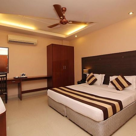 Hotel Kyron Delhi Kültér fotó