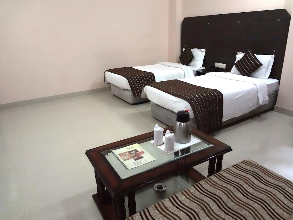 Hotel Kyron Delhi Szoba fotó