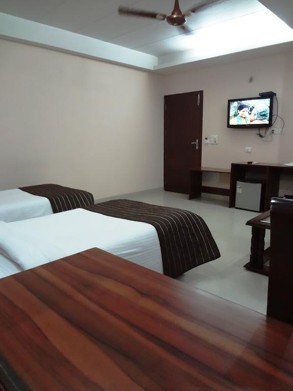 Hotel Kyron Delhi Szoba fotó